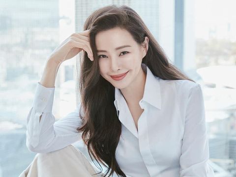 One The Woman kisahkan Jo Yeon Ju (Honey Lee) yang kehilangan neneknya. Ia bertekad menjadi pengacara untuk membongkar kasus neneknya dan menemukan kisah mengejutkan tentang ayahnya. Sudah nonton drama ini, Beauties? Foto : instagram.com/honey_lee32