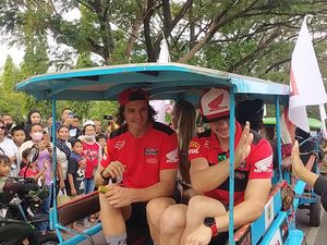 Ramainya Warga Sumbawa Tonton Pembalap MXGP Konvoi Naik Dokar Ramainya Warga Sumbawa Tonton Pembalap MXGP Konvoi Naik Dokar