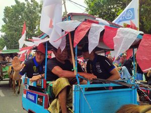 Keseruan Warga Sumbawa Tonton Pembalap MXGP Konvoi Naik Dokar