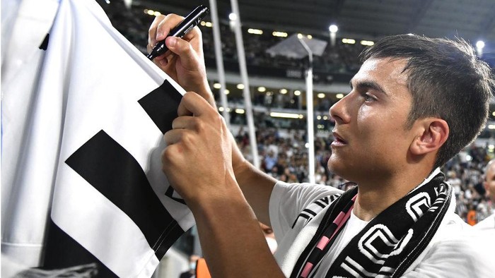 TURIN, ITALY - MAY 16: Paulo Dybala of Juventus signs autographs to fans as he leaves the pitch after being replaced during the Italian Serie A football match between Juventus and Lazio at the Allianz Stadium in Turin, Italy on May 16, 2022. (Photo by Isabella Bonotto/Anadolu Agency via Getty Images)