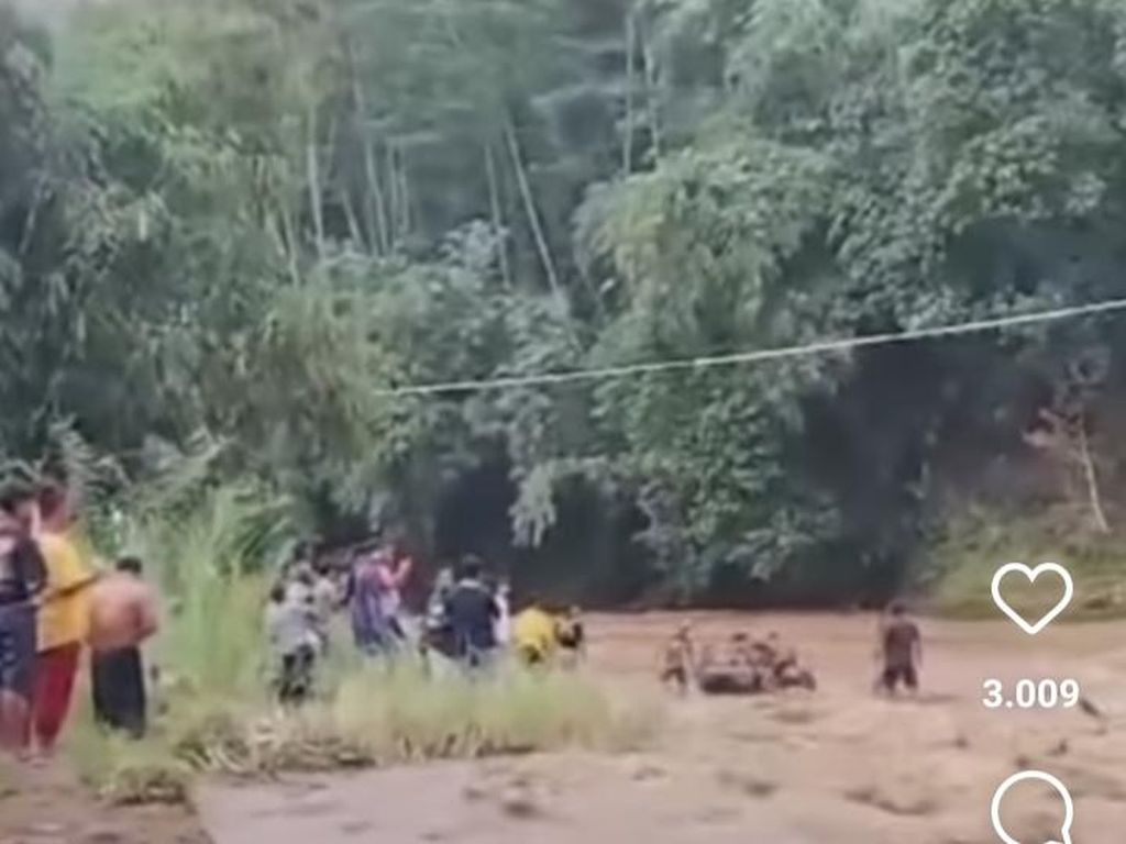 Momen Mencekam Penyelamatan 5 Bocah Terseret Air Bah Sungai Pekalongan