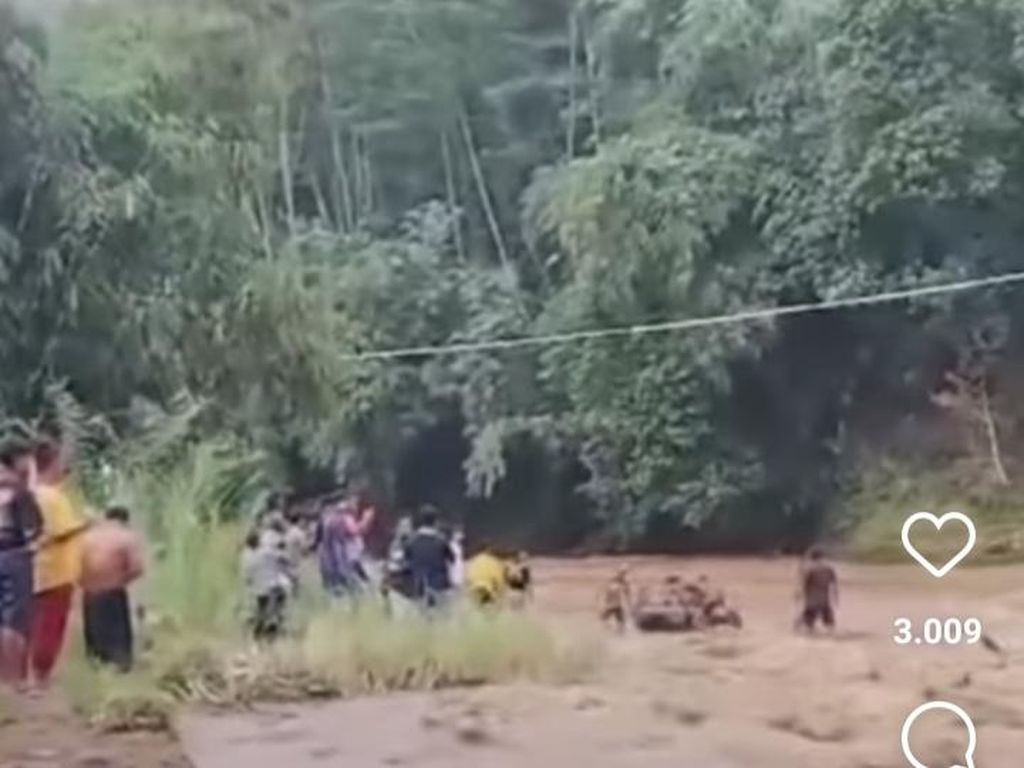 Momen Mencekam Penyelamatan 5 Bocah Terseret Air Bah Sungai Pekalongan Momen Mencekam Penyelamatan 5 Bocah Terseret Air Bah Sungai Pekalongan