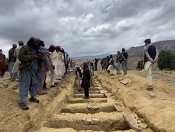 Pilu Warga Afghanistan Kuburkan Keluarga Korban Gempa