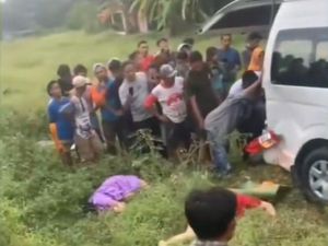 Olah TKP Tabrakan Maut Kereta Api vs Bus Travel: Sopir Tak Hati-hati Olah TKP Tabrakan Maut Kereta Api vs Bus Travel: Sopir Tak Hati-hati