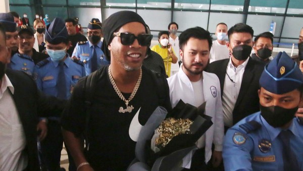 Mantan pesepak bola dunia asal Brasil Ronaldinho berada di dalam mobil yang akan membawanya beristirahat setibanya di Bandara Soekarno Hatta, Tangerang, Banten, Jumat (24/6/2022). Legenda sepak bola Brasil ini nantinya akan memperkuat RANS Nusantara FC pada laga trofeo menghadapi Arema FC dan Persik Kediri, Minggu (26/6). ANTARA FOTO/Muhammad Iqbal/foc.