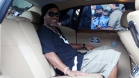 Pria berusia 42 tahun itu kemudian memasuki mobil bersama Raffi Ahmad dan Rudy Salim. Ronaldinho dengan kaus dan kacamata hitam duduk di belakang.