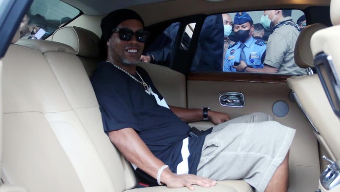 Mantan pesepak bola dunia asal Brasil Ronaldinho berada di dalam mobil yang akan membawanya beristirahat setibanya di Bandara Soekarno Hatta, Tangerang, Banten, Jumat (24/6/2022). Legenda sepak bola Brasil ini nantinya akan memperkuat RANS Nusantara FC pada laga trofeo menghadapi Arema FC dan Persik Kediri, Minggu (26/6). ANTARA FOTO/Muhammad Iqbal/foc.