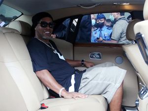 Gocekan Ronaldinho Masih Oke Punya, Penyusup Lapangan pun Ikut Kena