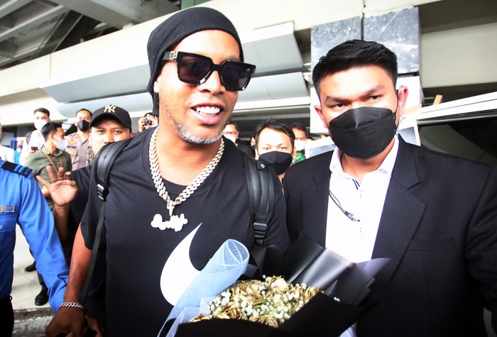 RONALDINHO TIBA DI INDONESIA Mantan pesepak bola dunia asal Brasil Ronaldinho berada di dalam mobil yang akan membawanya beristirahat setibanya di Bandara Soekarno Hatta, Tangerang, Banten, Jumat (24/6/2022). Legenda sepak bola Brasil ini nantinya akan memperkuat RANS Nusantara FC pada laga trofeo menghadapi Arema FC dan Persik Kediri, Minggu (26/6). ANTARA FOTO/Muhammad Iqbal/foc.