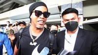 Ronaldinho nantinya akan bergabung dengan Rans Nusantara FC untuk menghadapi Arema FC dan Persik Kediri, pada Minggu (26/6/2022) malam di Stadion Kanjuruhan Malang. Ajang ini bertajuk trofeo di Malang.