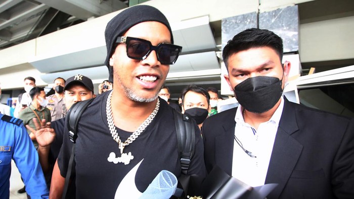 Mantan pesepak bola dunia asal Brasil Ronaldinho berada di dalam mobil yang akan membawanya beristirahat setibanya di Bandara Soekarno Hatta, Tangerang, Banten, Jumat (24/6/2022). Legenda sepak bola Brasil ini nantinya akan memperkuat RANS Nusantara FC pada laga trofeo menghadapi Arema FC dan Persik Kediri, Minggu (26/6). ANTARA FOTO/Muhammad Iqbal/foc.