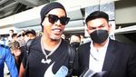 Berkacamata Hitam, Ronaldinho Tiba di Indonesia
