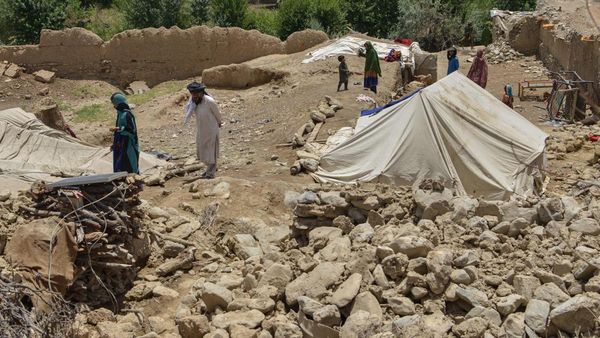 Pascagempa Besar, Warga Afghanistan Tinggal di Tenda Darurat