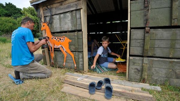 Rumah Mainan Ini Dibuat dari Tumpukan Peti Bekas Amunisi