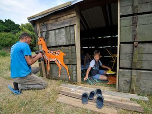 Rumah Mainan Ini Dibuat dari Tumpukan Peti Bekas Amunisi
