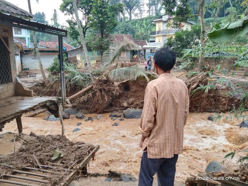 Waduh! 39 Kambing Kurban Hanyut Terbawa Banjir Bandang di Pamijahan Bogor