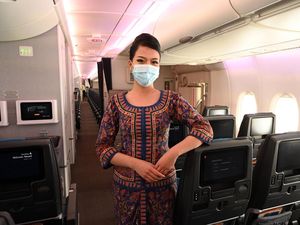 Gemas, Saat Pramugari Mini Bikin Senyum-senyum Pramugari Sepesawat