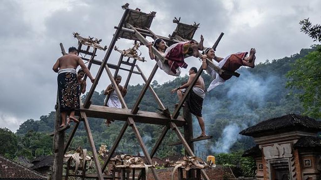 Serunya Tradisi Ayunan Jantra di Desa Tenganan Bali