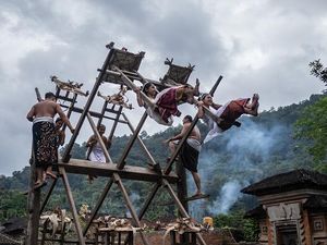 Serunya Tradisi Ayunan Jantra di Desa Tenganan Bali
