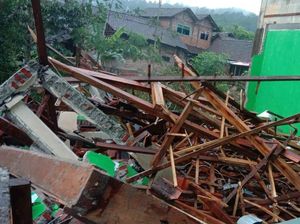 Satu Ruangan Sekolah di Trenggalek Ambruk Diterjang Longsor