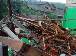 Satu Ruangan Sekolah di Trenggalek Ambruk Diterjang Longsor