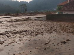1 Orang Dilaporkan Hilang Tertimbun Tanah Longsor di Leuwiliang Bogor