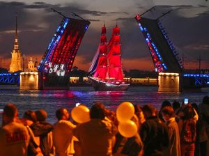 Atraksi Kapal Merah di Rusia untuk Tandai Kelulusan Sekolah