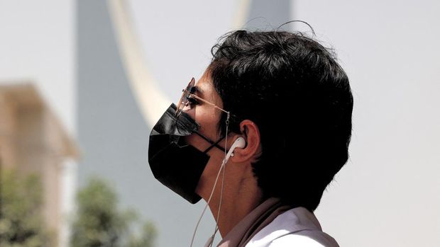 Safi, a 26-year-old Saudi physician, poses for a photo with her short hair near the Kingdom Centre skyscraper in the centre of Saudi Arabia's capital Riyadh on June 19, 2022. - When Saudi doctor Safi took a new job at a hospital in the capital, she decided to offset her standard white lab coat with a look she once would have considered dramatic. Walking into a Riyadh salon, she ordered the hairdresser to chop her long, wavy locks all the way up to her neck, a style increasingly in vogue among working women in the conservative kingdom. The haircut - known locally by the English word 
