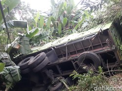 Truk Boks Nyungsep ke Jurang Silayur Semarang Diduga Rem Blong