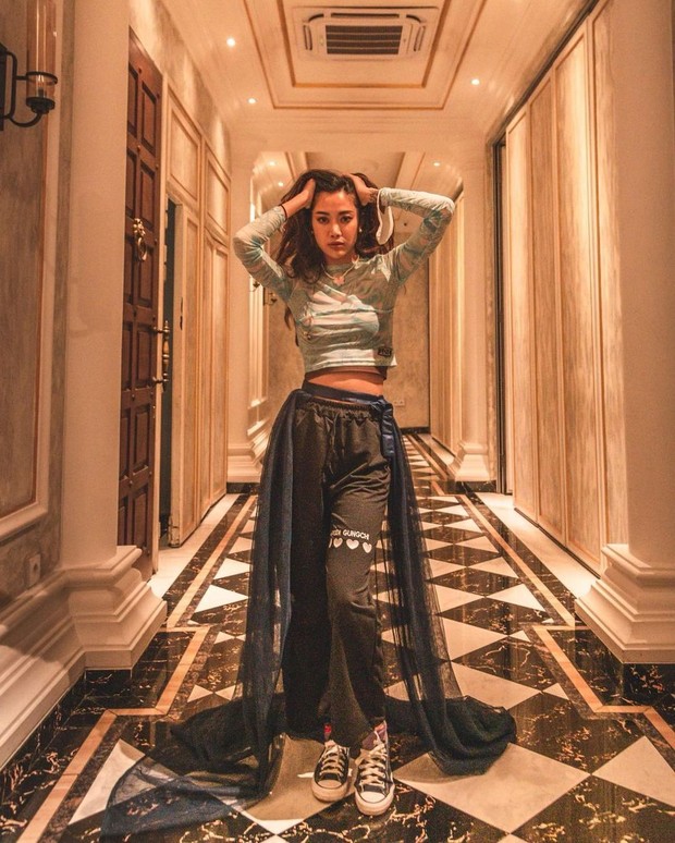 Widi Vierra menyulap outfit simple dan santai mengenakan turtleneck dan juga pants. Outfit ini biasa digunakan untuk santai tapi Widi mengkreasikannya dengan sangat apik.