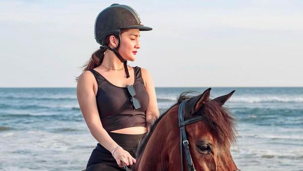 Potret Keseharian Umi Kulsum yang Sering Dikira Ibu Ayu Ting Ting