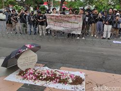 Demo Tolak RKUHP, Massa Bikin Kuburan di DPRD Jateng