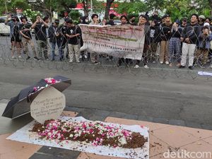 Demo Tolak RKUHP, Massa Bikin Kuburan di DPRD Jateng