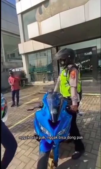Polisi tilang motor di dealer viral di media sosial. Sebuah video menunjukkan kejadian polisi menilang sepeda motor jenis Kawasaki Ninja berwarna biru.
