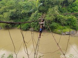 Ngeri! Warga di Cianjur Nekat Lewat Jembatan Kawat