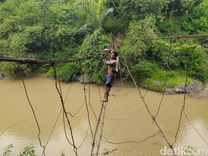 Ngeri! Warga di Cianjur Nekat Lewat Jembatan Kawat Ngeri! Warga di Cianjur Nekat Lewat Jembatan Kawat