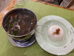 Warung Mpok Atun : Sedapnya Masakan Rumahan Racikan Suti Karno Mpok Atun
