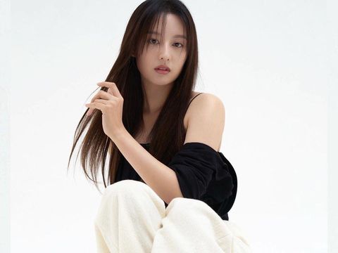Yeom Mi Jeong (Kim Ji Won) My Liberation Notes banyak dicintai karena karakter kuatnya. Ia sosok introvert yang pemberani dan pekerja keras. Bahkan Mie Jeong tak menyerah menunjukkan kualitas dirinya kepada rekan kantor. Foto : instagram.com/geewonii
