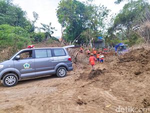 9 Penggali Kubur Mundur dalam Pembongkaran Makam di Gresik, Ini Alasannya 9 Penggali Kubur Mundur dalam Pembongkaran Makam di Gresik, Ini Alasannya