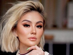 Potret Agnez Mo dengan Tato Baru di Pundak-Leher