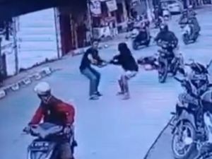 2 Pria Saling Bacok di Jalan Raya Pekalongan, Polisi Ungkap Pemicunya 2 Pria Saling Bacok di Jalan Raya Pekalongan, Polisi Ungkap Pemicunya