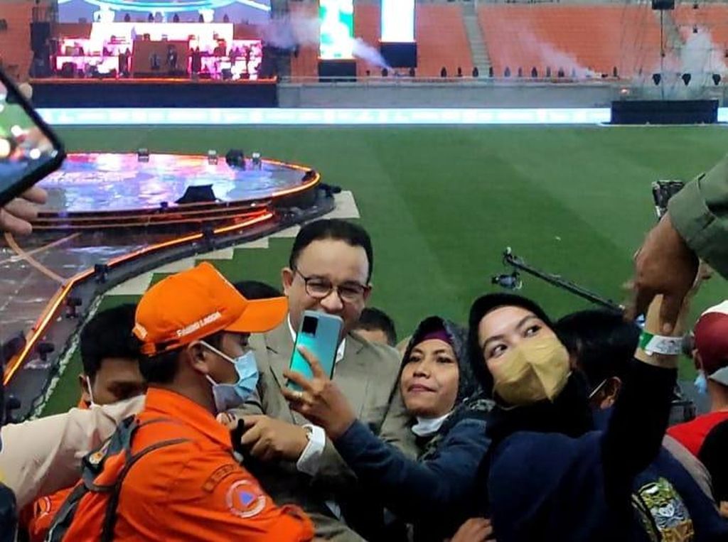 Anies Jadi Rebutan Selfie Penonton Saat Malam Puncak HUT Jakarta di JIS