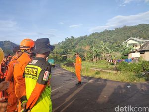 Tim SAR Mulai Temukan Lokasi Diduga Korban Tertimbun Longsor di Bogor