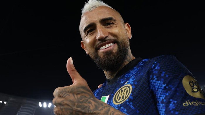ROME, ITALY - MAY 11: Arturo Vidal of FC Internazionale reacts following the 4-2 victory in the Coppa Italia Final match between Juventus and FC Internazionale at Stadio Olimpico on May 11, 2022 in Rome, Italy. (Photo by Jonathan Moscrop/Getty Images)