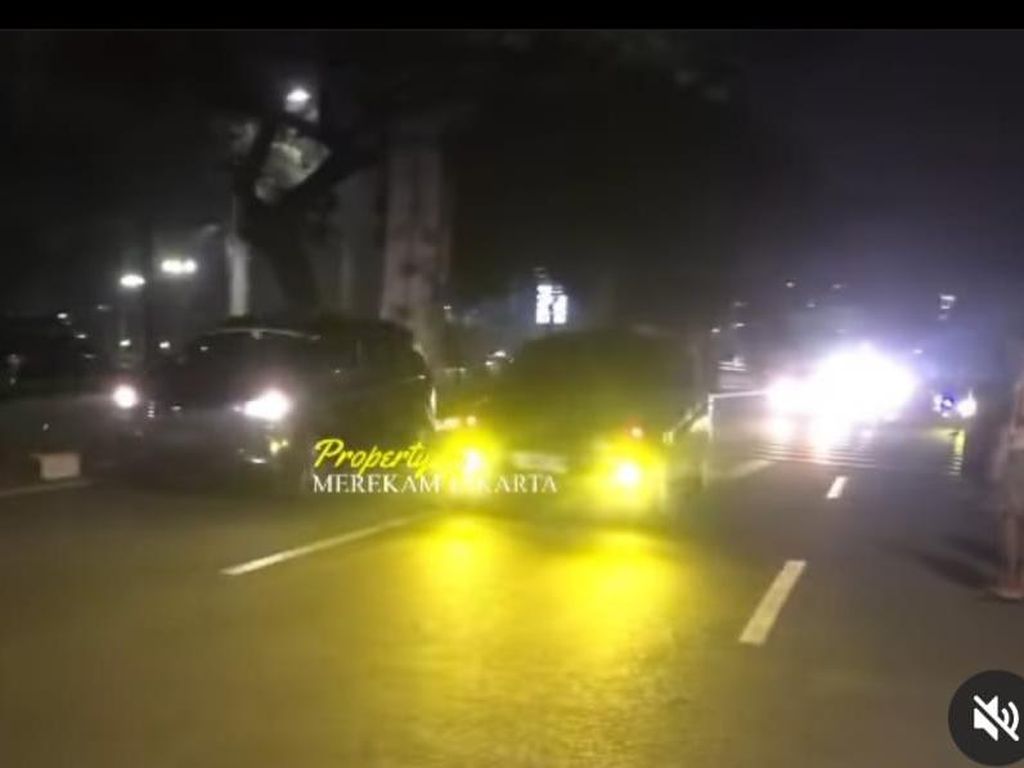 Bikin Macet! Viral Balap Mobil Liar Tutup Jalan di Senayan
