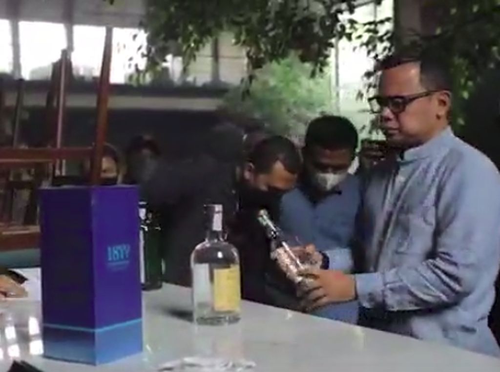 Disidak Bima Arya, Kafe Elvis Sembunyikan Minuman Alkohol di Gudang! Disidak Bima Arya, Kafe Elvis Sembunyikan Minuman Alkohol di Gudang!