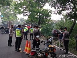 Petugas Kesulitan Evakuasi Bus Nyungsep ke Jurang di Tasik