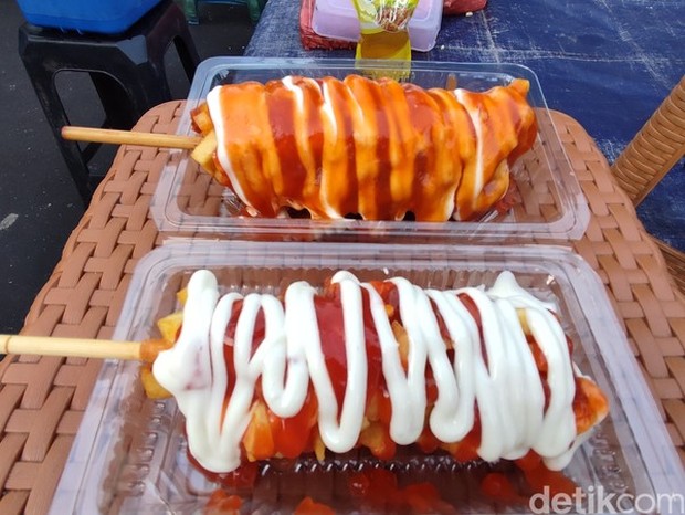 Corndog/Foto: Devi S.Lestari/detik.com Corn dog adalah makanan ringan dari korea yang juga bisa disantap bersama tteokbokki.