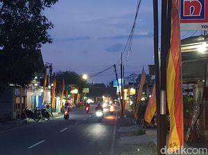 Makna di Balik Umbul-umbul Kuning Merah Khas Gunungkidul Makna di Balik Umbul-umbul Kuning Merah Khas Gunungkidul