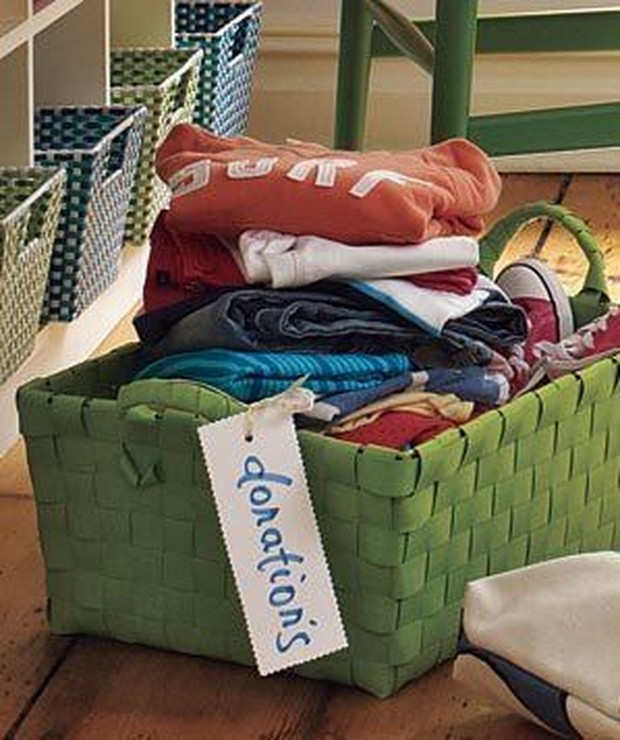 Donasi Baju/foto: pinterest.com/real simple donasi baju bisa membuat almari pakaian lebih kosong untuk menghindari jamur